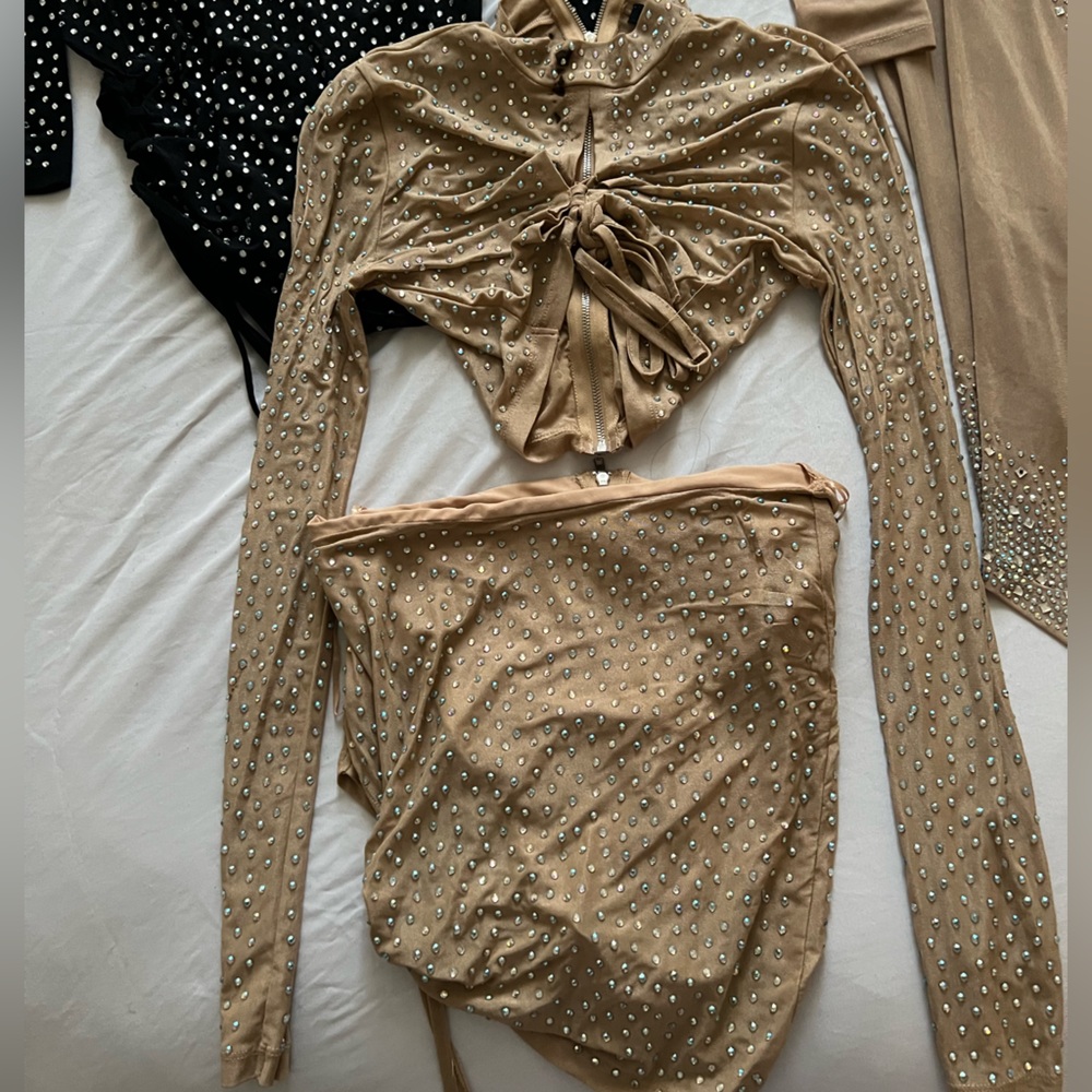 Nude sparkly 2 piece set. Small black dye on the collar of top. Size small.
